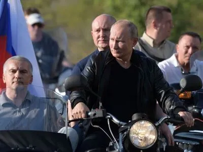 Путіна відмовилися штрафувати за їзду на мотоциклі без шолома в окупованому Криму