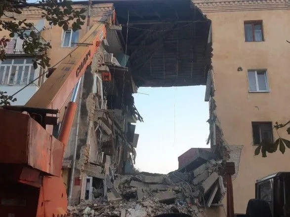Над разрушенным участком дома в Дрогобыче начали укреплять крышу