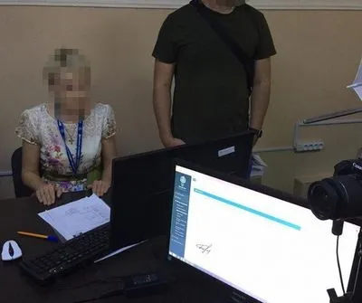 В Киеве разоблачили во взятке чиновника миграционной службы