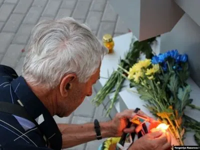 В Запорожье волонтеры и ветераны зажгли свечи по погибшим в Иловайске