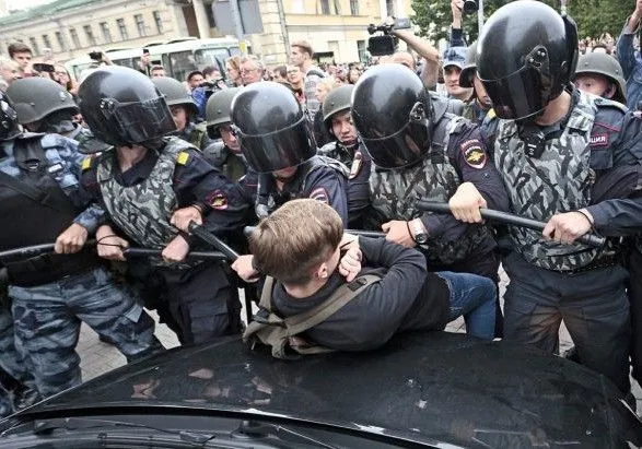 slidchi-z-rf-vidmovilis-porushuvati-kriminalnu-spravu-proti-rosgvardiytsya-yakiy-pobiv-pidlitka-na-aktsiyi-protestu