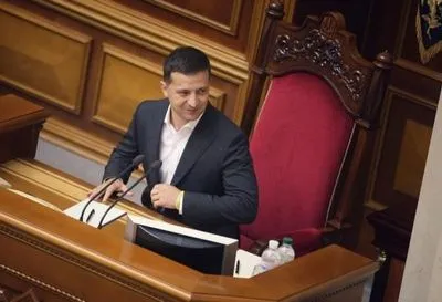 Зеленский предложил уменьшить количество народных депутатов до 300 человек