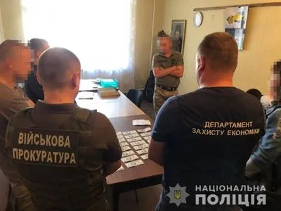 В Сумской области разоблачили военного комиссара, который требовал взятку за не призыв на службу