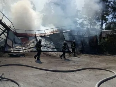 У Києві загасили пожежу в складському ангарі