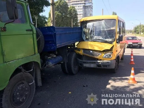 Семь пассажиров маршрутки пострадали в ДТП в Запорожье