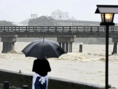 В Японии спасатели пытаются восстановить доступ к больнице, которую отрезало наводнениями