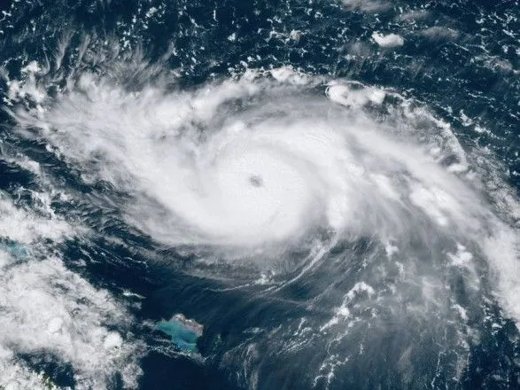 В США уже третий штат ввел режим ЧС из-за урагана "Дориан"