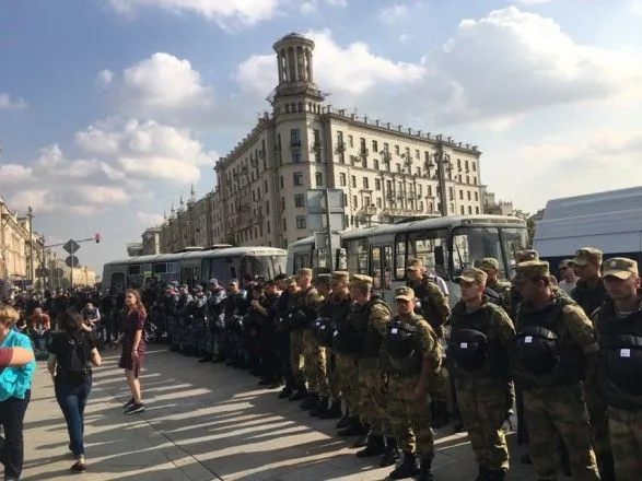 Полиция РФ блокировала московскую площадь с протестующими