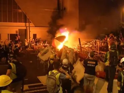 Митингующие в Гонконге устроили пожар возле здания полиции - СМИ