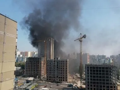 У Києві масштабна пожежа у новобудові: горів утеплювач
