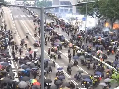 В Гонконге против протестующих полицейские пустили в ход водометы