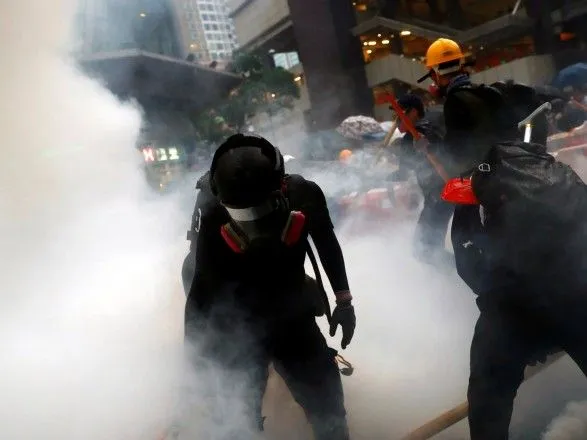 Полиция Гонконга распылила слезоточивый газ в сторону протестующих