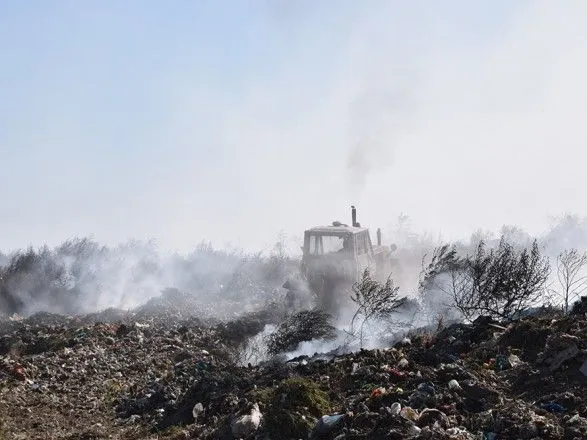 Дим накрив місто і села на Миколаївщині через пожежу сміттєзвалища
