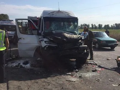 Маршрутка столкнулась с грузовиком, 13 пострадавших