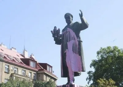 Памятник Коневу в Праге решили "защитить" от вандалов брезентом