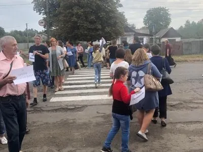 Учителі у Харківській області перекрили дорогу на знак протесту