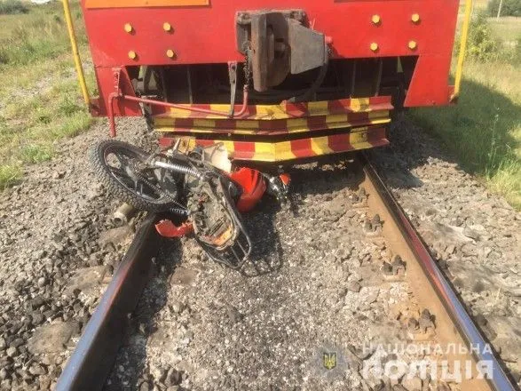 Несовершеннолетний мотоциклист погиб на железнодорожном переезде в Ровенской области