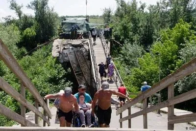 Бойовики у Станиці Луганській не пустили будівельників до зруйнованої частини мосту – СЦКК