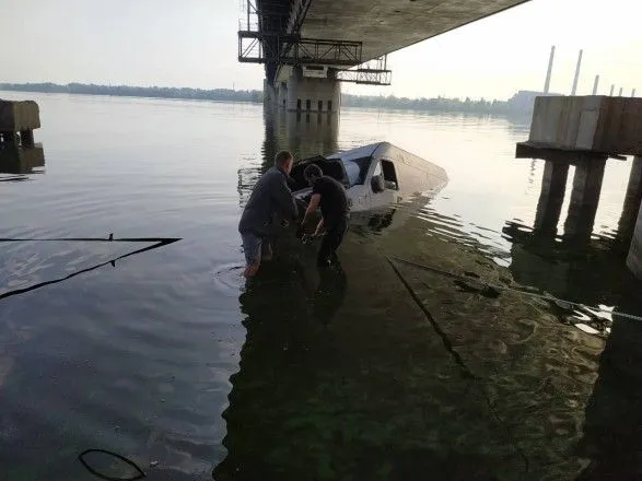 У Дніпрі авто скотилось у річку: відео