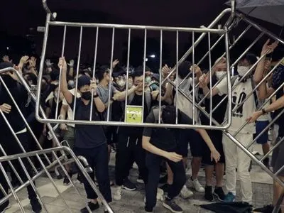 Активисты в Гонконге построили баррикады и заблокировали движение поездов в аэропорт