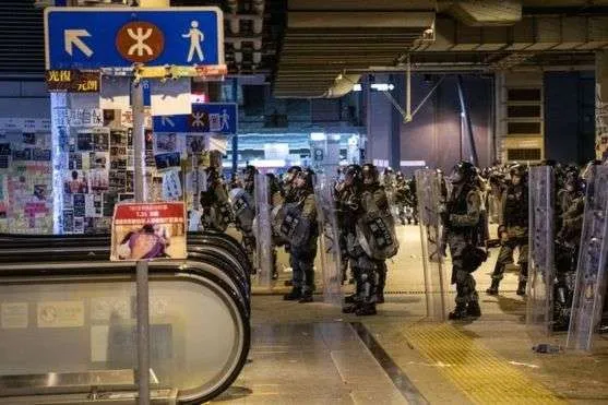 Поліція Гонконгу жорстоко блокувала активістів у метро