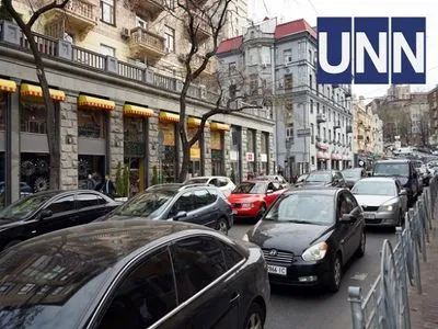 Утро понедельника: в Киеве затруднено движение транспорта