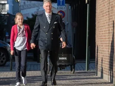 Дочь короля Бельгии пришла в школу в вышиванке