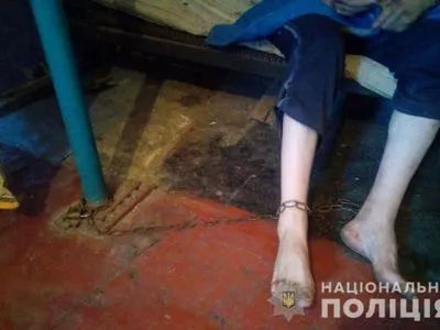 В Днепропетровской области мать держала мужчину на цепи