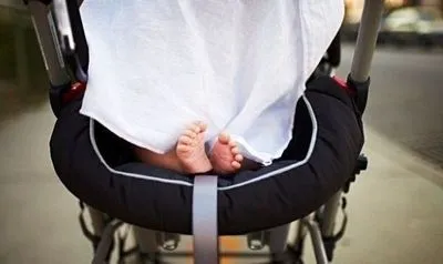 Легковик наїхав на дитячий візочок, немовля у лікарні