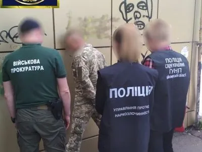 Військового-наркодилера затримали на Житомирщині