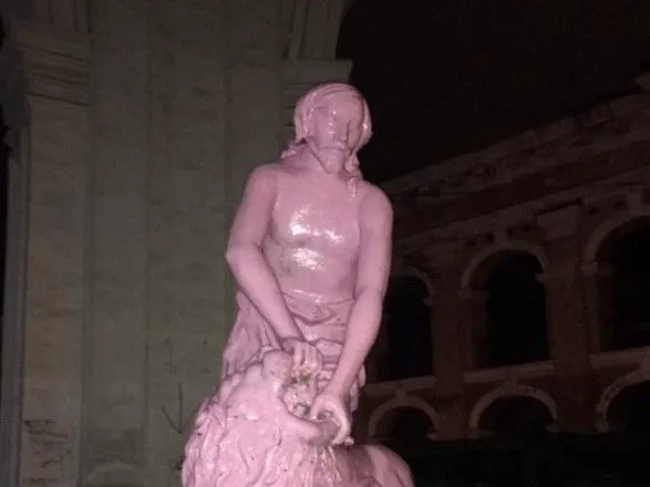 Вандали пофарбували у рожевий колір фонтан "Самсон" на столичному Подолі
