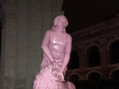Вандалы покрасили в розовый цвет фонтан "Самсон" на столичном Подоле