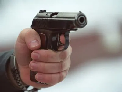 Неизвестный стрелял из пистолета на территории закрытого коттеджного городка в Киеве