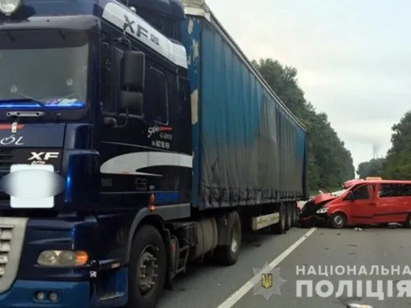 На Прикарпатье микроавтобус влетел в грузовик, есть погибший и травмированные