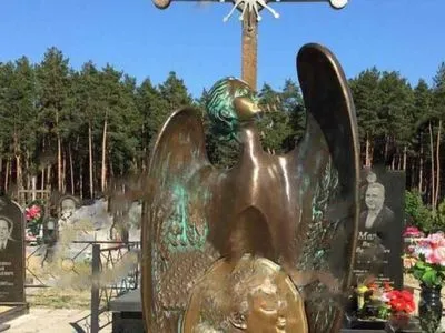 На Харківщині чоловік викрав зі цвинтаря пам'ятник