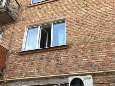 На Київщині з вікон будинків випало дві дитини