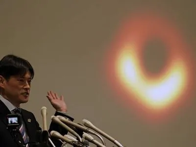 Авторам першої фотографії чорної діри дісталися 3 млн доларів