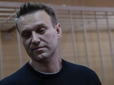 Российские силовики обыскивают офисы организаций, что связаны с оппозиционером Навальным