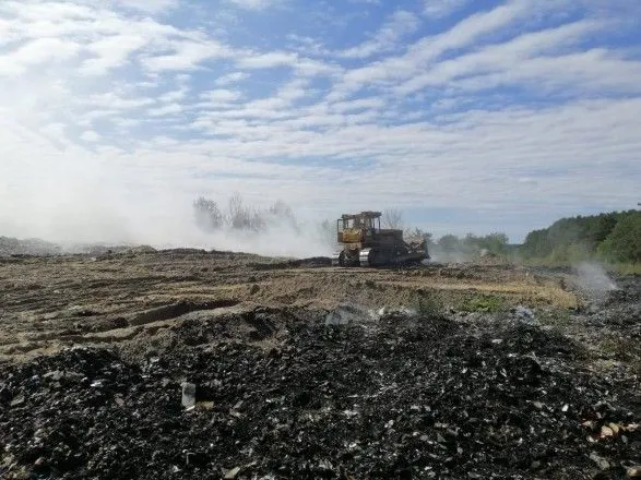 Пожар на мусоросортировочном заводе в Киевской области потушили