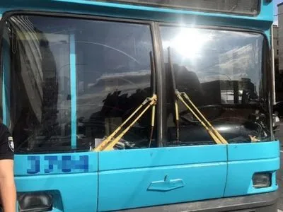В столичном троллейбусе из пистолета ранили двух пассажиров
