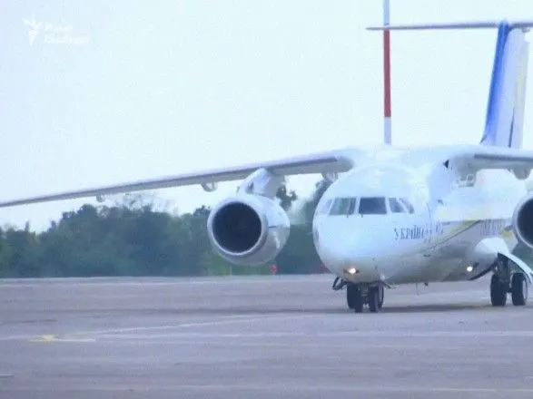 Украинский самолет с удерживаемыми лицами на борту прибыл в Киев