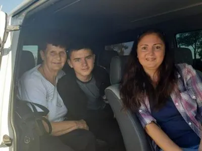 Родина Сенцова перетнула адмінмежу з Кримом: прямує на зустріч із режисером