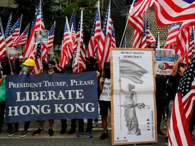 Тысячи протестующих в Гонконге призывают Трампа "освободить" город
