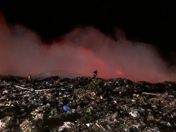 Спасатели пытаются потушить масштабный пожар на свалке в Прилуках