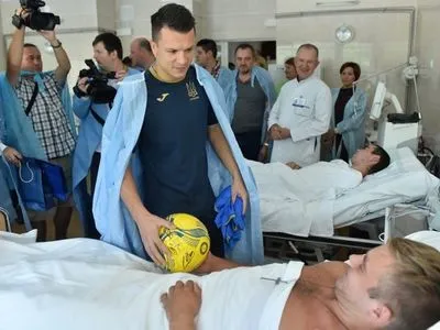 Украинские звезды футбола посетили тяжело раненых военных в Днепре