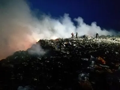 На Житомирщині другу добу горить сміттєзвалище