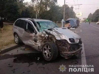 Нетрезвый водитель кроссовера влетел в припаркованную машину в Харькове