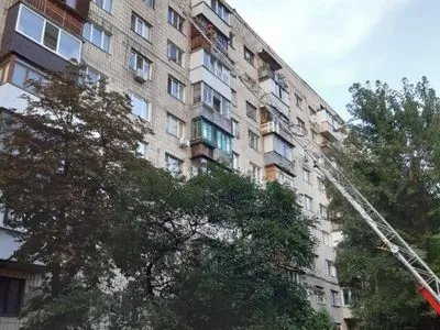 Вследствие тушения пожара в многоэтажке столицы спасатели нашли тело неизвестного пола