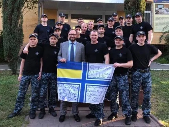 Освобожденные украинские моряки собрали деньги на помощь российскому политзаключенному