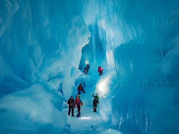 Украинские полярники нашли в Антарктиде "потерянную" трехэтажную пещеру